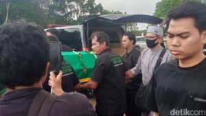 Ayah Lula Lahfah Minta Maaf di Pemakaman, Kekasih Reza Arap Hadir