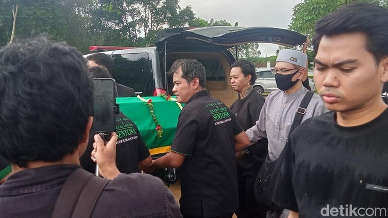 Ayah Lula Lahfah Minta Maaf di Pemakaman, Kekasih Reza Arap Hadir