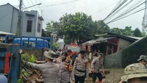 Longsor Bogor: Polisi dan Warga Bersinergi Evakuasi Material Tutup Jalur Alternatif Puncak
