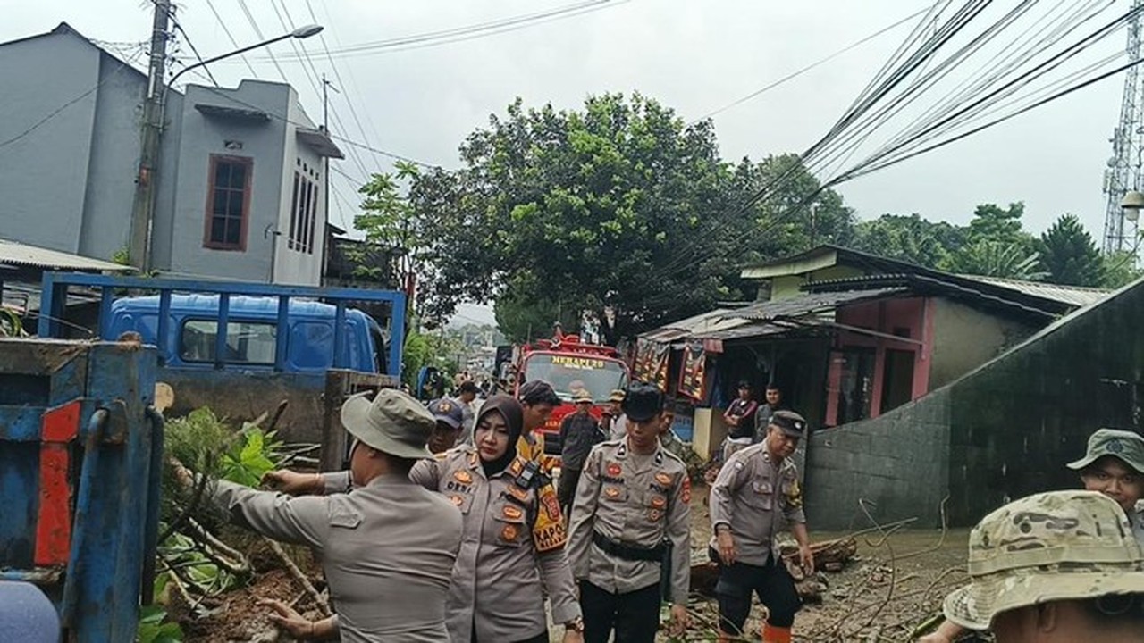 Longsor Bogor: Polisi dan Warga Bersinergi Evakuasi Material Tutup Jalur Alternatif Puncak