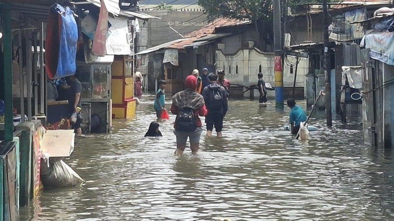 Banjir Rawa Buaya: Warga Terendam 6 Kali dalam Sebulan, Air Capai Dada