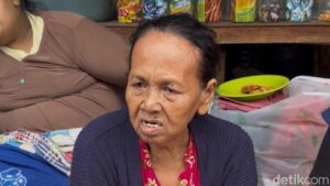 Banjir Pejaten Timur Langganan Tiap Tahun, Lansia Ani Mengungsi di Teras Warung