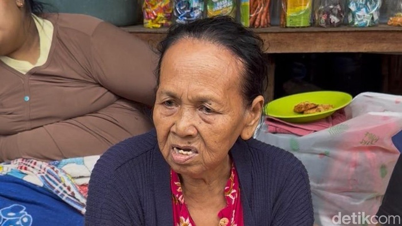 Banjir Pejaten Timur Langganan Tiap Tahun, Lansia Ani Mengungsi di Teras Warung
