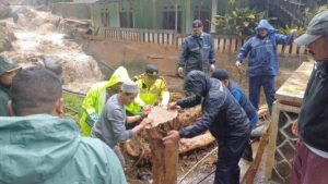 Hujan Deras, Jembatan Penghubung Antarkampung di Puncak Bogor Putus