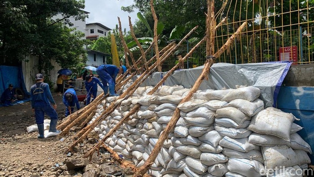 Tanggul Jebol Picu Banjir Sepinggang di Petogogan, Warga Sebut Tak Parah Jika Tak Ada Kejadian Itu
