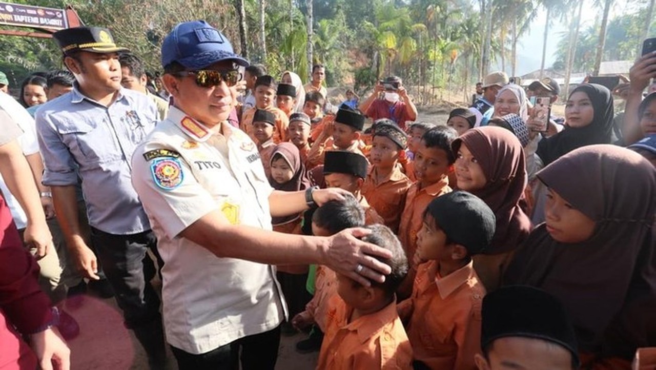 Tinjau SD Terdampak Banjir, Tito Karnavian Pastikan Kebut Pemulihan Sekolah Pascabencana