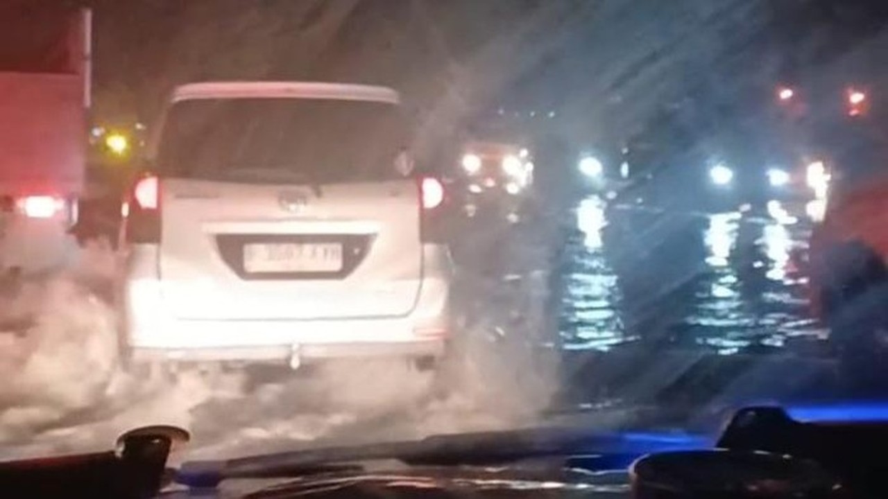 Tol Jakarta-Merak KM 50 Tergenang Banjir, Lalin Macet Parah Hingga 10 Km
