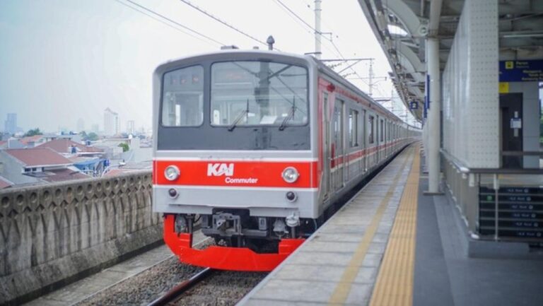 Kanopi Tersangkut Kabel LAA, Perjalanan KRL Solo-Jogja Sempat Terganggu Akibat Angin Kencang
