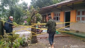 Detik-detik Mengerikan: Rumah Warga di Pekalongan Amblas Terseret Tanah ke Sungai