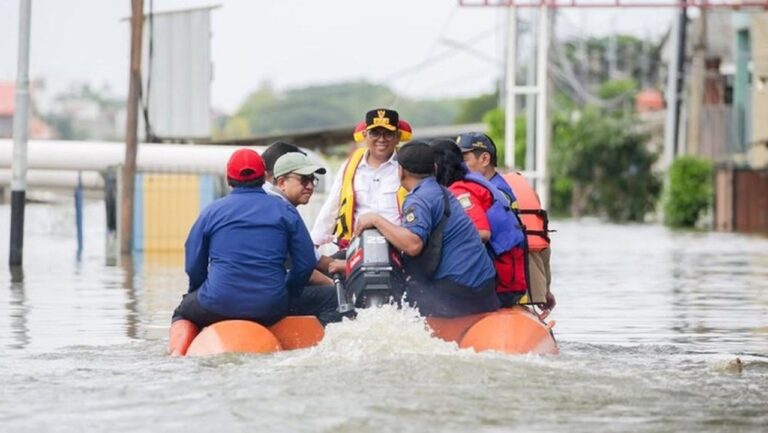 Gubernur Banten Tinjau Banjir Tangerang, Pastikan Pengungsi Tertangani Baik Gubernur Banten Tinjau Banjir Tangerang, Pastikan Pengungsi Tertangani Baik