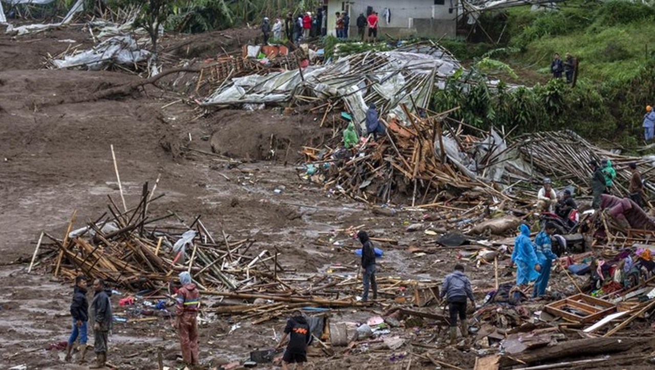 TNI Selidiki Kabar 23 Prajurit Hilang Akibat Longsor Dahsyat di Cisarua, Bandung Barat