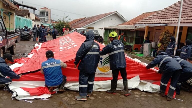 Kemensos Salurkan Bantuan Logistik untuk Korban Longsor Bandung Barat yang Menelan Korban Jiwa Kemensos Salurkan Bantuan Logistik untuk Korban Longsor Bandung Barat yang Menelan Korban Jiwa