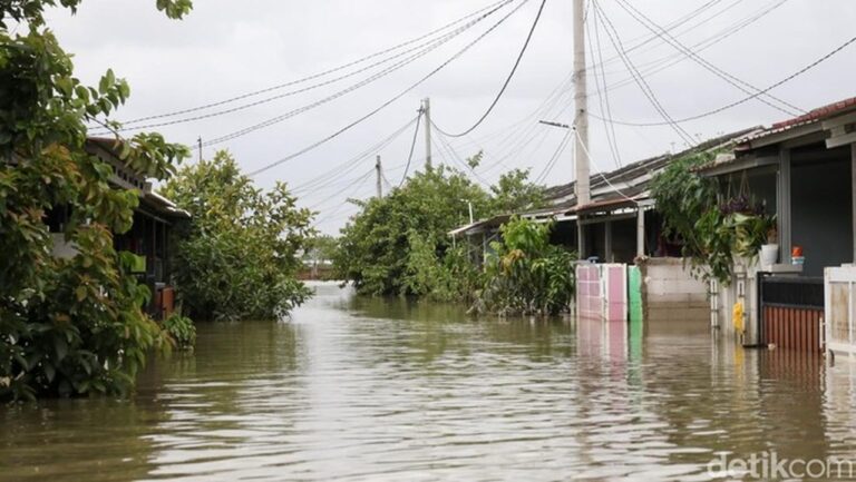 Banjir Bekasi: 7 Perumahan Subsidi Terendam, Air Capai 2 Meter, Ribuan Warga Mengungsi Banjir Bekasi: 7 Perumahan Subsidi Terendam, Air Capai 2 Meter, Ribuan Warga Mengungsi