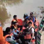 Jembatan Ambruk di Ogan Ilir, Pelajar Terpaksa Gunakan Perahu untuk Bersekolah