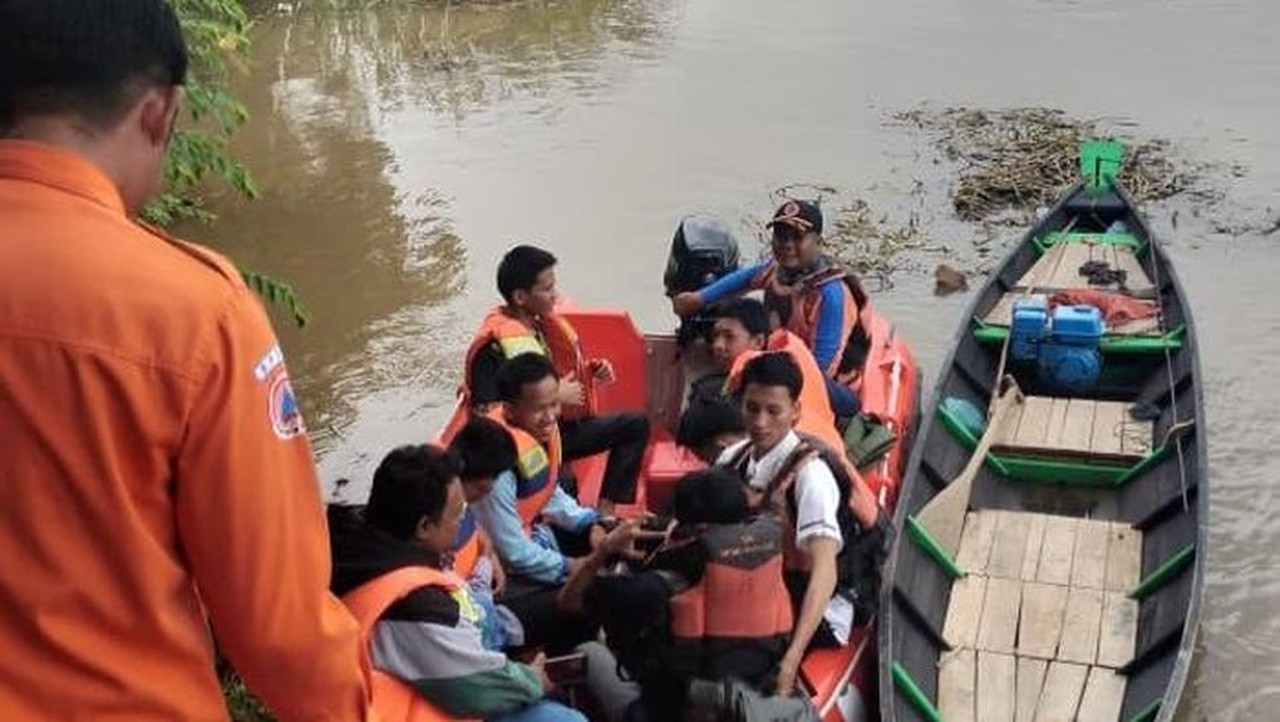 Jembatan Ambruk di Ogan Ilir, Pelajar Terpaksa Gunakan Perahu untuk Bersekolah Jembatan Ambruk di Ogan Ilir, Pelajar Terpaksa Gunakan Perahu untuk Bersekolah