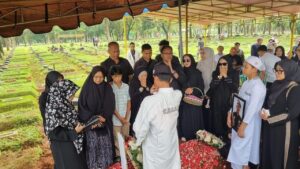 Tangis Ibunda Pecah di Pemakaman Ferry Irawan, Korban Kecelakaan Pesawat ATR 42-500