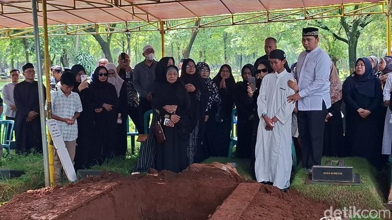 Tangis Keluarga Pecah Iringi Pemakaman Ferry Irawan, Korban Pesawat ATR 42-500