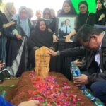 Keluarga Tak Kuasa Menahan Tangis Saat Pemakaman Jenazah Kopilot ATR 42-500 Farhan Gunawan