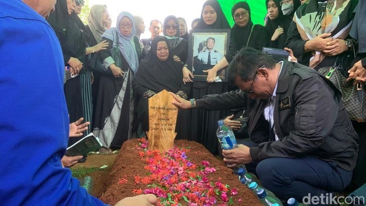 Keluarga Tak Kuasa Menahan Tangis Saat Pemakaman Jenazah Kopilot ATR 42-500 Farhan Gunawan
