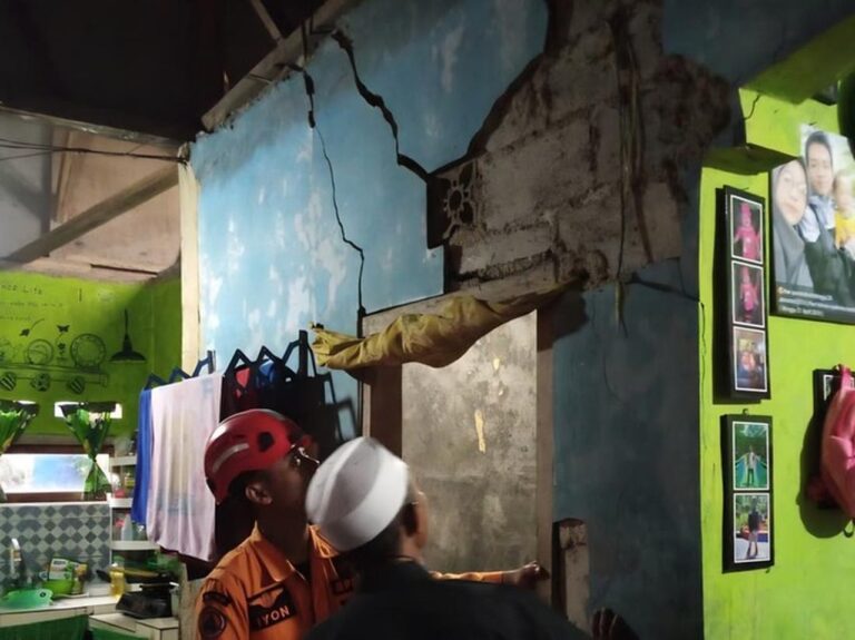 Tanah Bergerak di Bogor: 12 Rumah Rusak, Jalan Desa Retak Parah