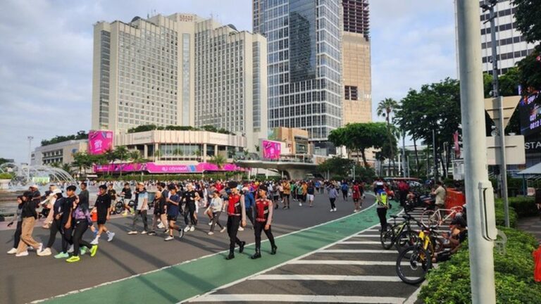 Warga Serbu CFD HI Cari Keringat di Tengah Cuaca Hujan yang Tak Menentu