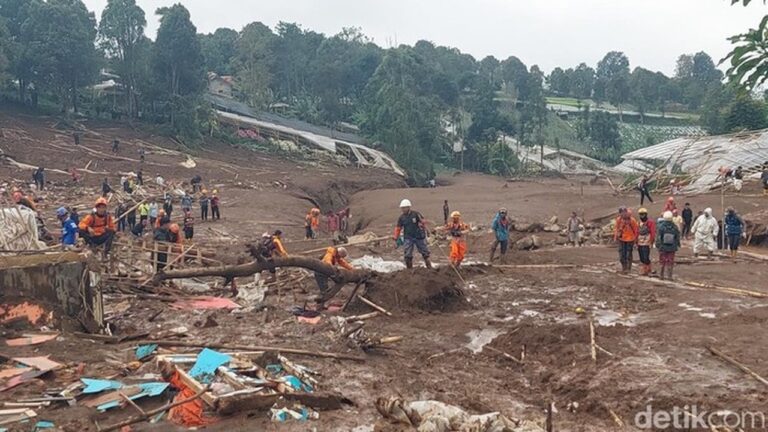 Operasi SAR 24 Jam Non-Stop Lanjutkan Pencarian Puluhan Korban Longsor Cisarua Bandung Barat