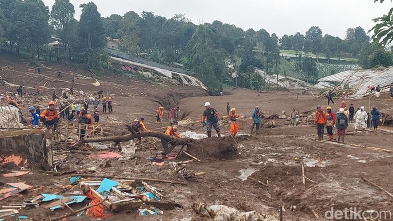 Operasi SAR 24 Jam Non-Stop Lanjutkan Pencarian Puluhan Korban Longsor Cisarua Bandung Barat