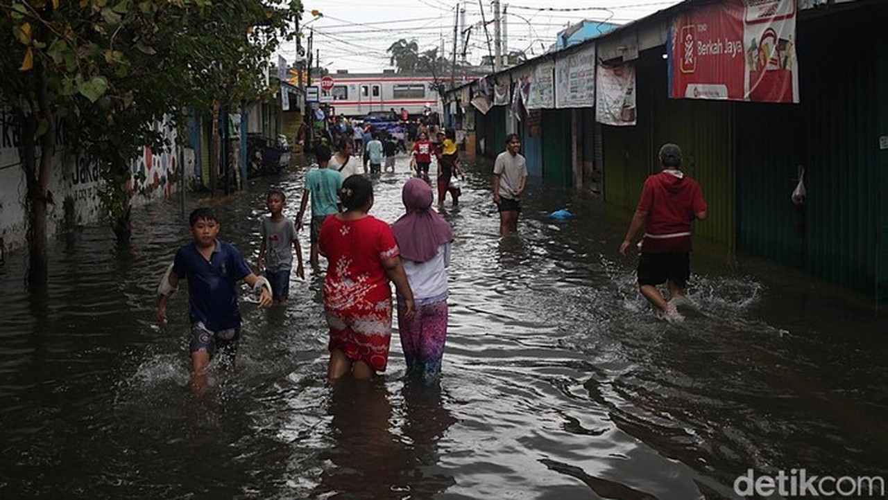 Banjir Landa Jakarta: 14 RT Tergenang, Ratusan Warga Masih Mengungsi Hingga Siang Ini