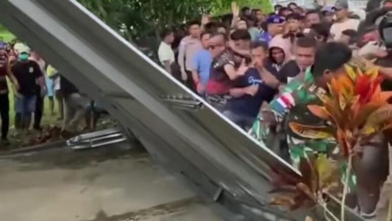 Guru SMK Dikeroyok Oknum TNI AL di Talaud, Warga Geruduk Mako Lanal Berujung Ricuh