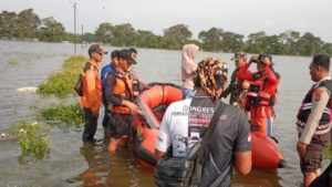 ODGJ Terseret Arus Banjir Saat Pembagian Sembako di Serang, Pencarian Masih Berlangsung