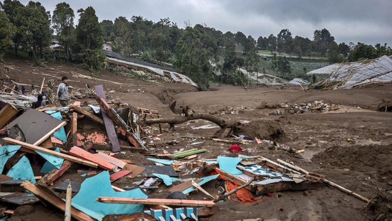 Longsor Cisarua Bandung Barat: 25 Tewas, 65 Hilang, 30 Rumah Tertimbun