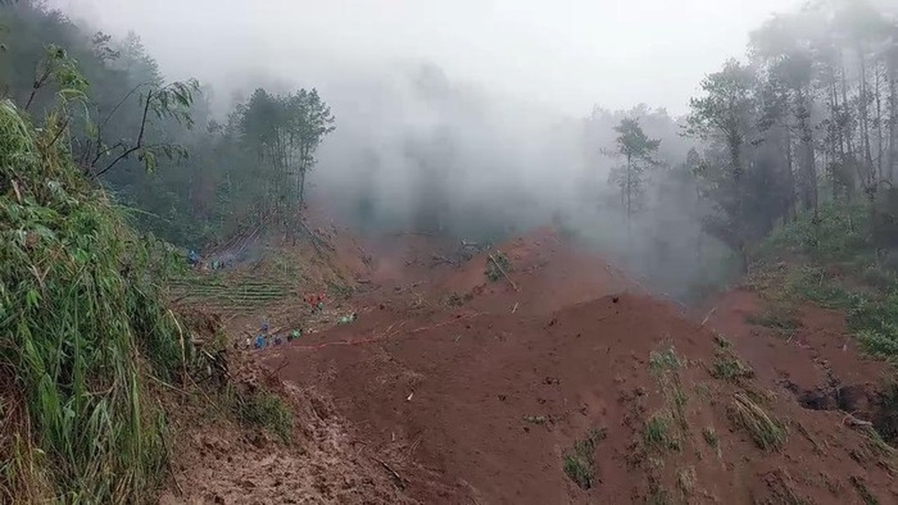 Bapak dan Anak Tertimbun Longsor di Pemalang Saat Bertani, Pencarian Terkendala Cuaca