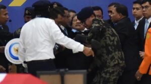 Menteri Kelautan dan Perikanan Pingsan Saat Upacara Persemayaman Korban ATR 42-500