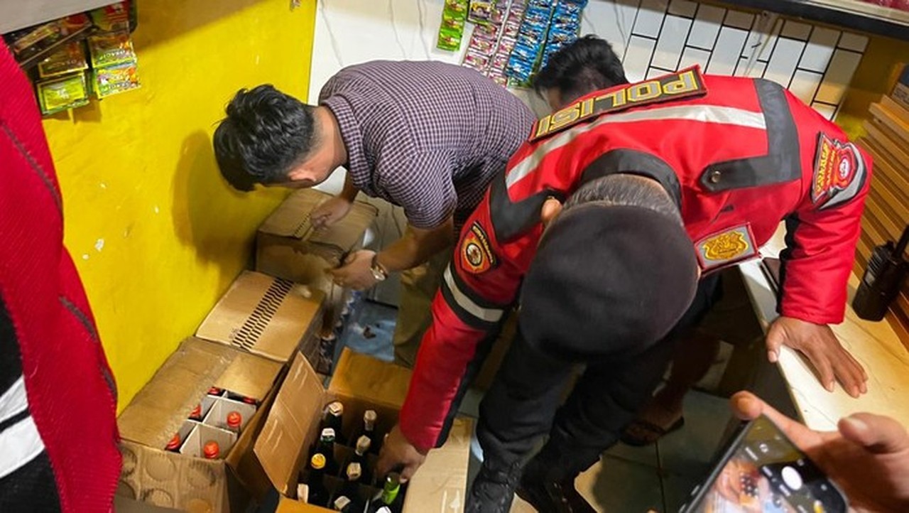 Polisi Serang Sita Ratusan Botol Miras dan Tuak dalam Operasi Pekat Maung 2026