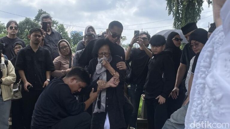 Tangis Sang Ibu Pecah Iringi Pemakaman Lucky Widja di TPU Jeruk Purut
