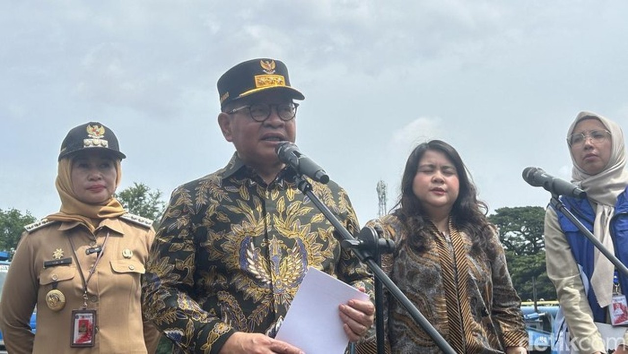 Pramono Anung Minta Pemkot Jakbar Buat Aturan Tegas Larangan Buang Sampah Sembarangan