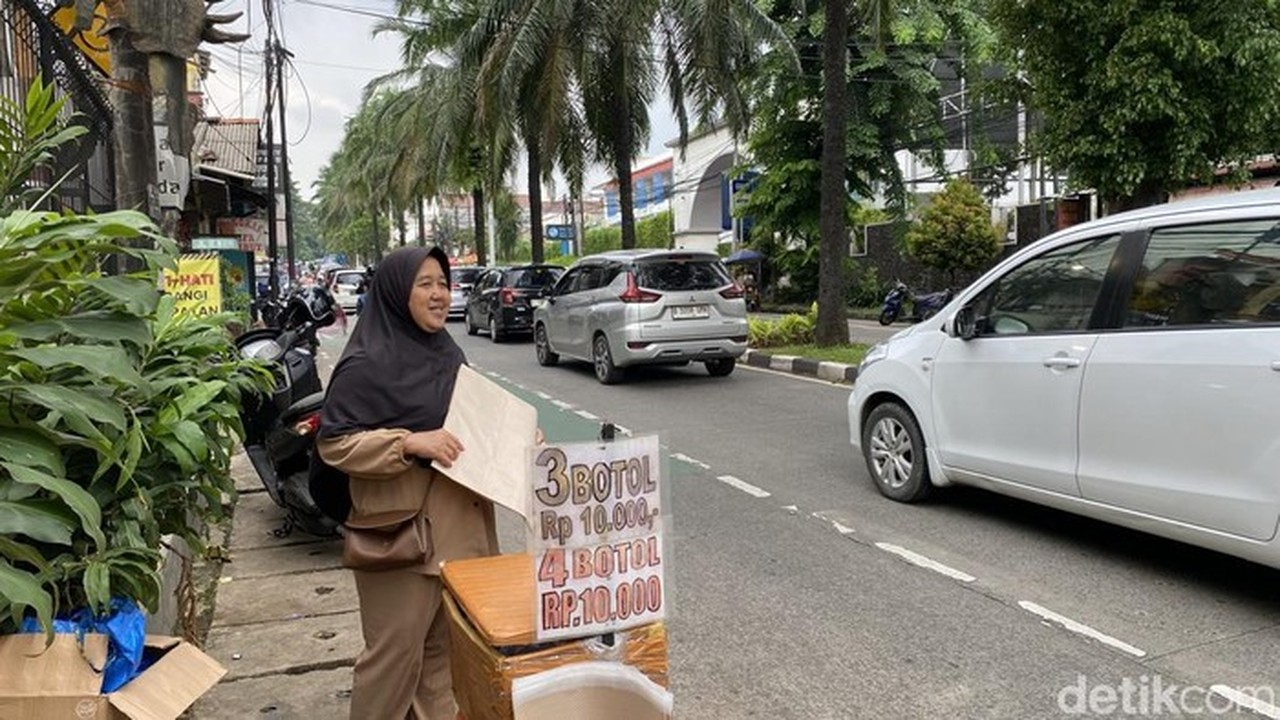 Dede, Pedagang Tikar Musiman di Ragunan, Raup Rp 2 Juta Sepekan Saat Liburan Dede, Pedagang Tikar Musiman di Ragunan, Raup Rp 2 Juta Sepekan Saat Liburan