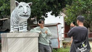 Patung Macan Putih Kediri Viral Mirip Kuda Nil, Jadi Lokasi Wisata Dadakan dan Dongkrak Ekonomi Warga