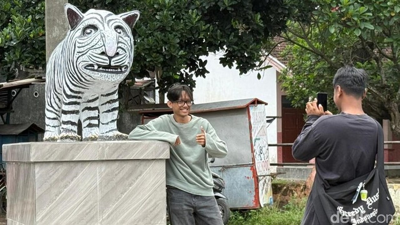 Patung Macan Putih Kediri Viral Mirip Kuda Nil, Jadi Lokasi Wisata Dadakan dan Dongkrak Ekonomi Warga Patung Macan Putih Kediri Viral Mirip Kuda Nil, Jadi Lokasi Wisata Dadakan dan Dongkrak Ekonomi Warga