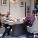 Sopir Truk Pengawal Mobil ‘Jalan Sendiri’ di Tol Terima Penghargaan dari Kakorlantas Polri