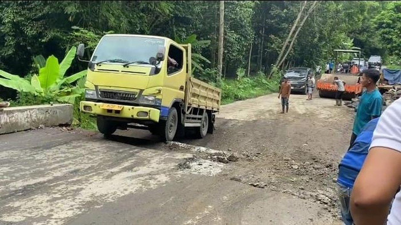 Jalan Raya Lebak Amblas Hampir 5 Meter Akibat Pergerakan Tanah