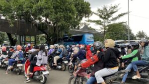 Libur Akhir Pekan, Taman Margasatwa Ragunan Dipadati Ribuan Pengunjung dan Kendaraan