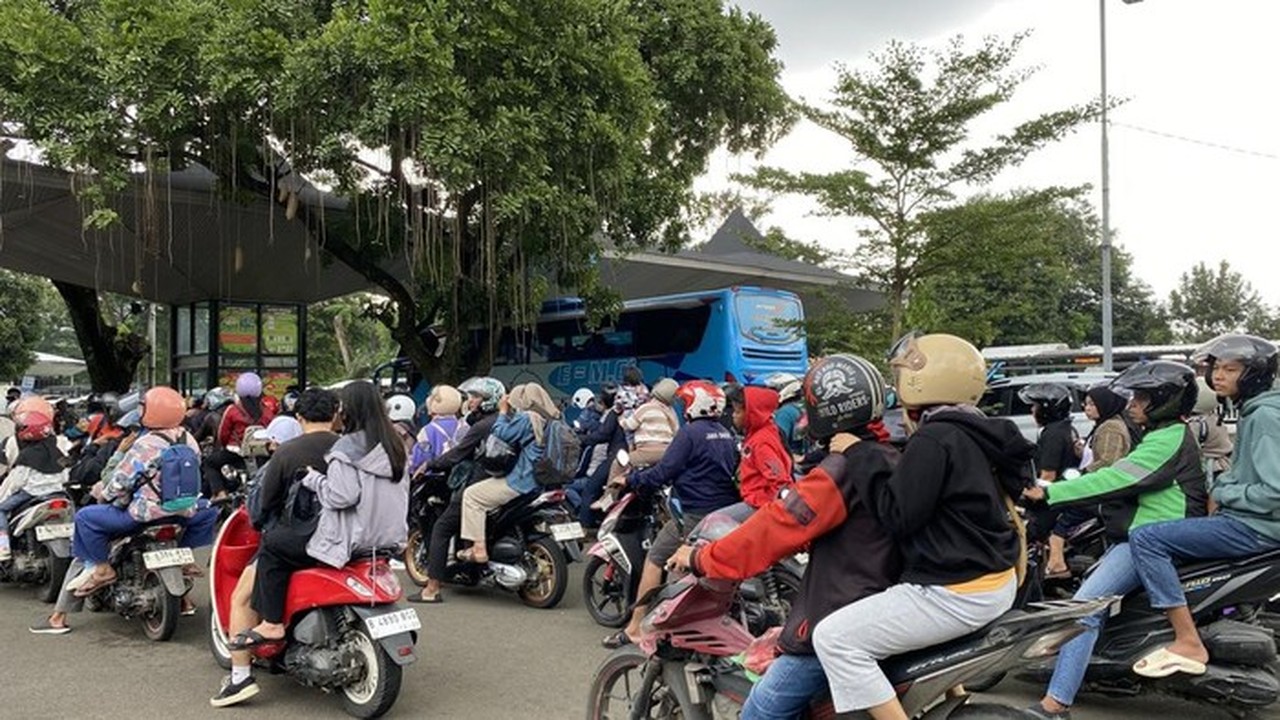 Libur Akhir Pekan, Taman Margasatwa Ragunan Dipadati Ribuan Pengunjung dan Kendaraan