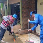 Polda Metro Jaya Turun Tangan Bantu Warga Bersihkan Rumah Pasca Banjir di Jakarta Timur