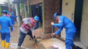 Polda Metro Jaya Turun Tangan Bantu Warga Bersihkan Rumah Pasca Banjir di Jakarta Timur