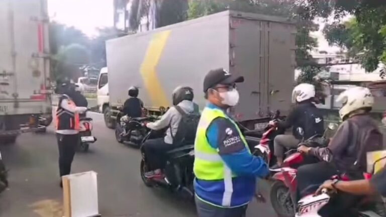 Truk Patah Baut Sebabkan Kemacetan Parah di Jalan Daan Mogot Arah Kalideres