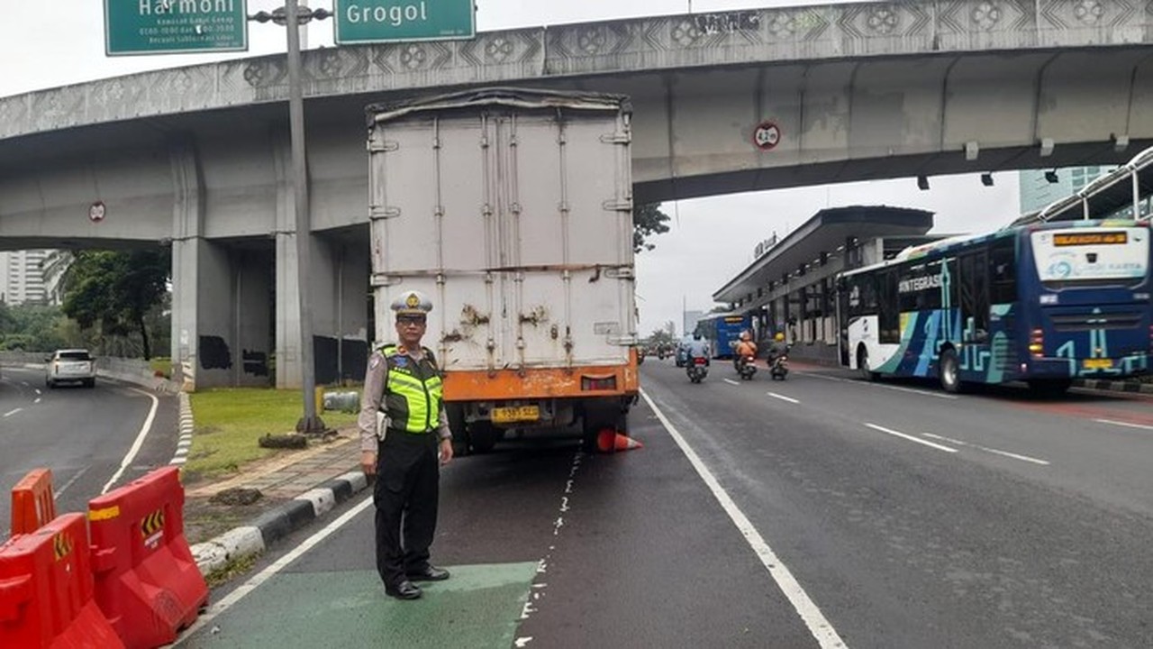 Truk Mogok di Semanggi Arah Slipi, Petugas Lakukan Penderekan Pagi Ini
