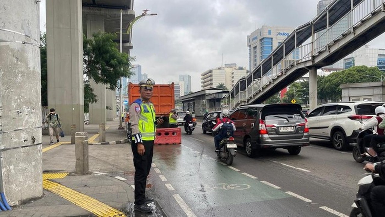 Truk Sampah Mogok di Gatot Subroto, Lalin Arah Kuningan Padat Merayap Truk Sampah Mogok di Gatot Subroto, Lalin Arah Kuningan Padat Merayap