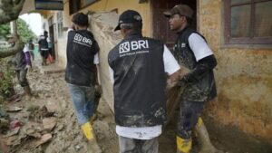 70 Relawan BRI Peduli Turun Tangan Bersih-bersih Sekolah Pascabencana Aceh Tamiang