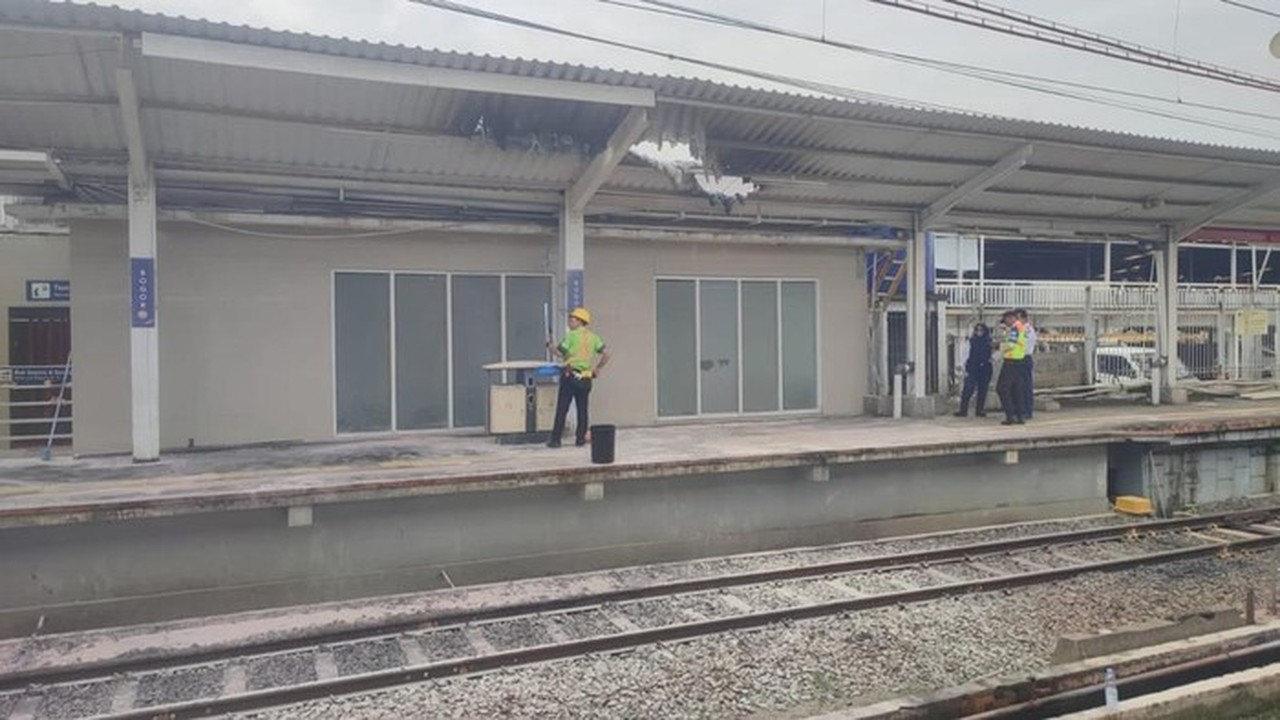 Atap Peron Stasiun Bogor Terbakar Akibat Korsleting Listrik, Penumpang Dievakuasi